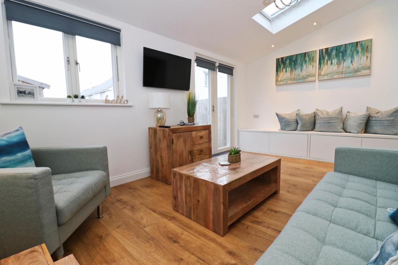 Near Beaches, Contemporary Home In Village Centre Saint Merryn Exterior foto