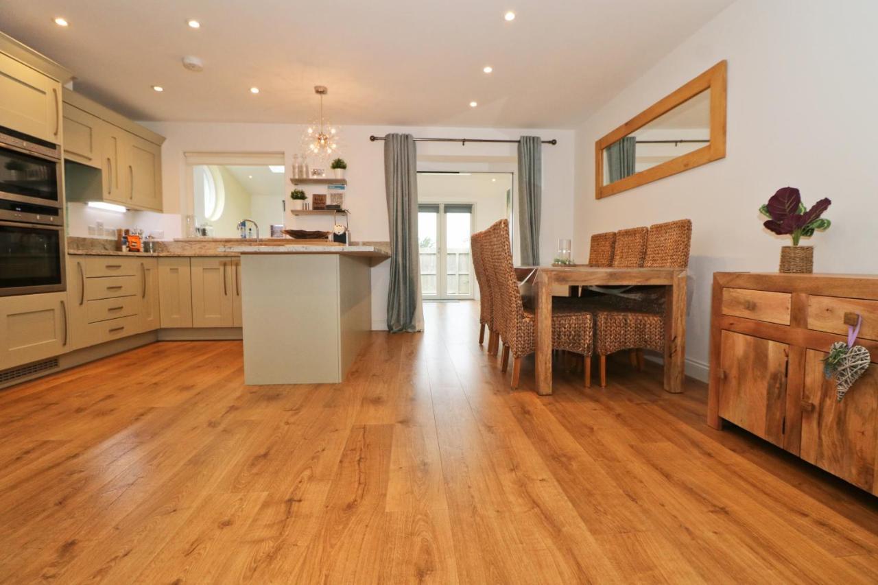 Near Beaches, Contemporary Home In Village Centre Saint Merryn Exterior foto