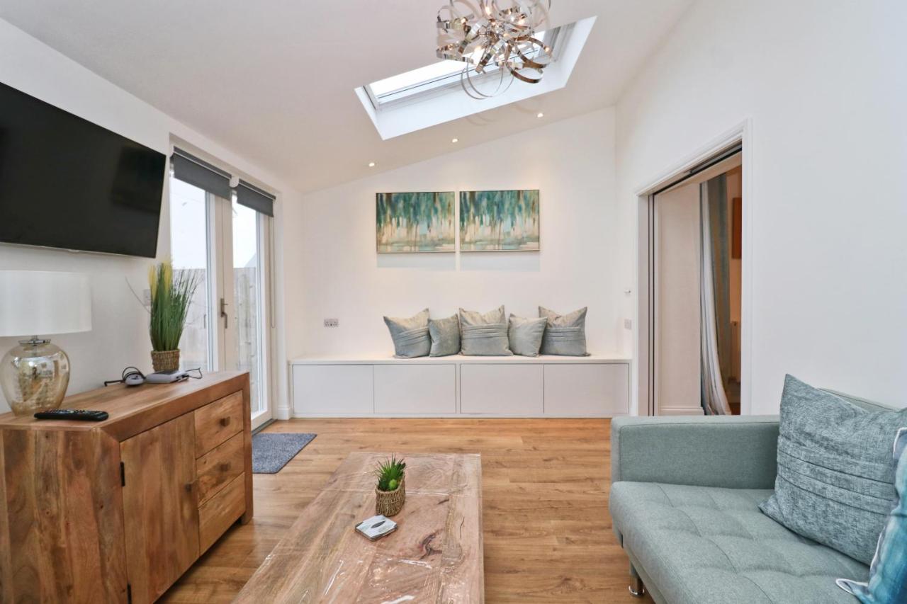 Near Beaches, Contemporary Home In Village Centre Saint Merryn Exterior foto